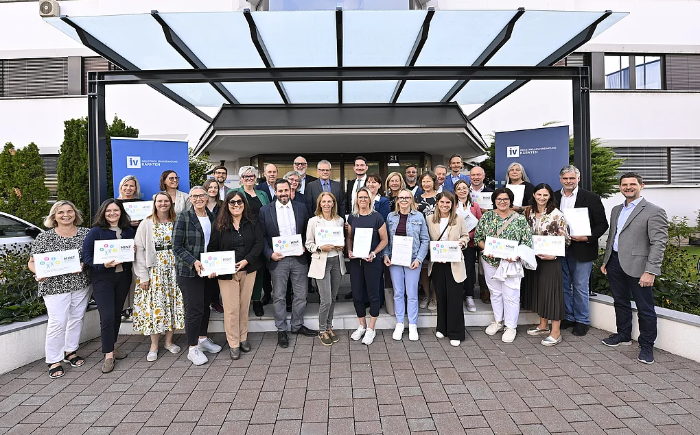 Industriellenvereinigung Kärnten: Gruppe mit Zertifikaten vor Gebäude